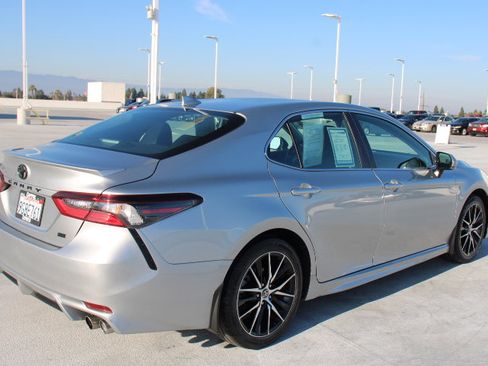 Used 2023 Toyota Camry SE image 3