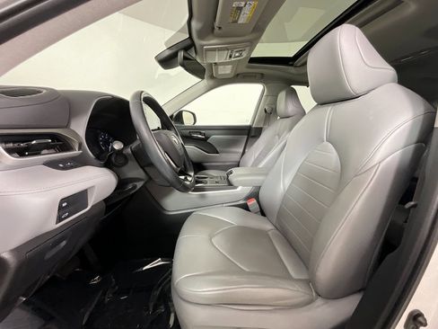 Used 2021 Toyota Highlander XLE image 16