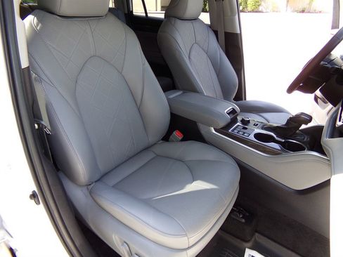 Used 2024 Toyota Highlander AWD image 24