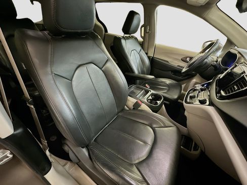 Used 2018 Chrysler Pacifica Touring-L image 33