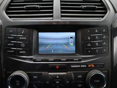 Used 2018 Ford Explorer XLT AWD/4WD image 20