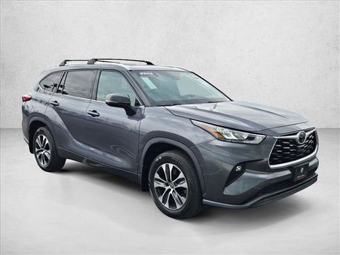 Used 2020 Toyota Highlander XLE AWD/4WD image 3