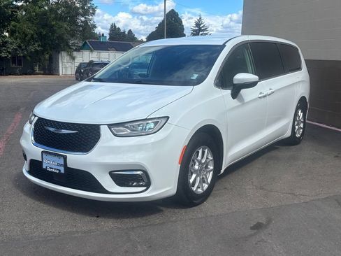 Used 2023 Chrysler Pacifica Touring-L FWD image 12