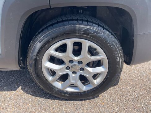 Used 2018 Jeep Renegade Latitude FWD image 17