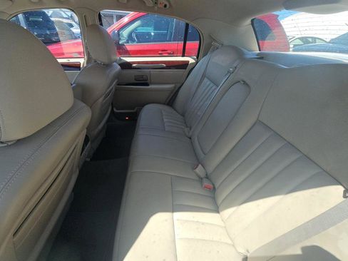 Used 2004 Lincoln Town Car Signature RWD image 15