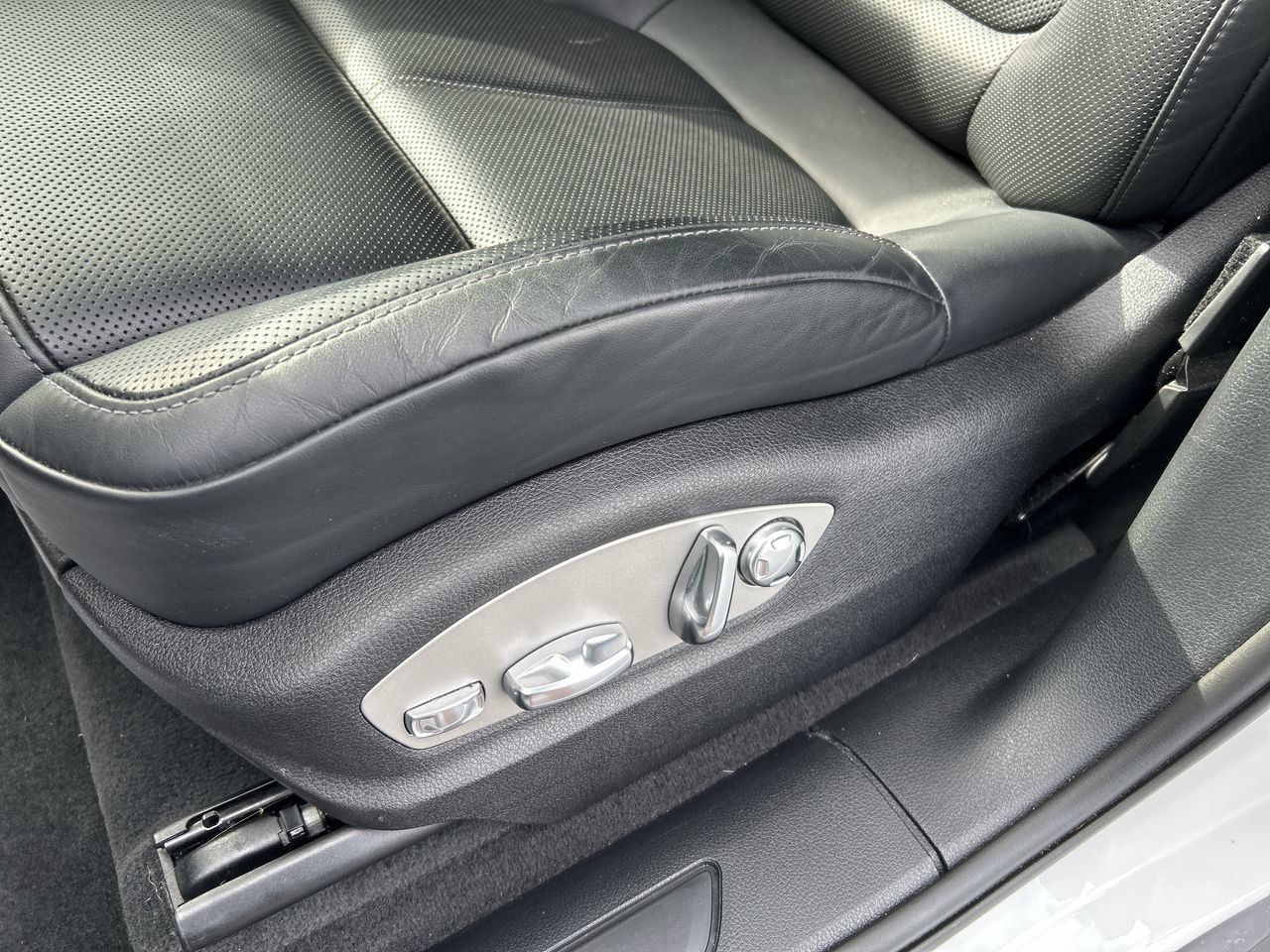 Used 2025 Porsche Macan AWD/4WD image 23