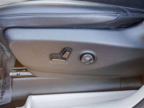 Certified 2024 Chrysler Pacifica Touring-L image 22