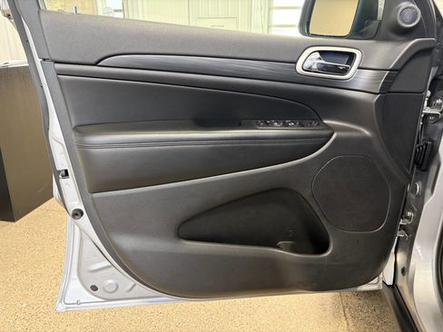 Used 2020 Jeep Grand Cherokee Laredo w/ Security & Convenience Group image 19