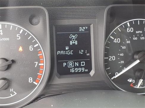 Used 2018 Nissan Titan S image 25