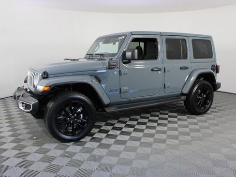 Used 2025 Jeep Wrangler Unlimited Sahara AWD/4WD image 2