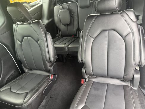 Used 2025 Chrysler Pacifica Select FWD image 26