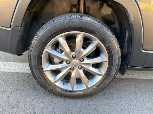 Used 2018 Jeep Cherokee Limited FWD image 26
