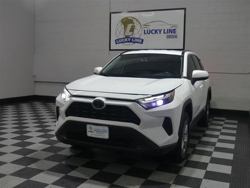 Used 2022 Toyota RAV4 XLE AWD/4WD image 4