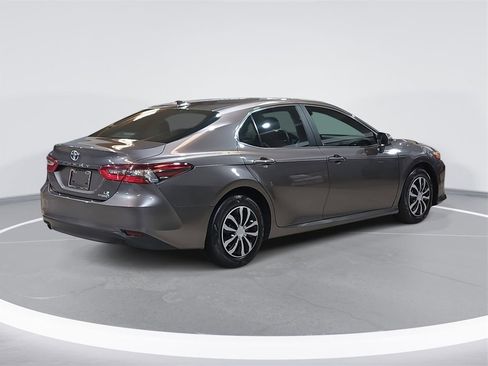 Used 2022 Toyota Camry LE image 5