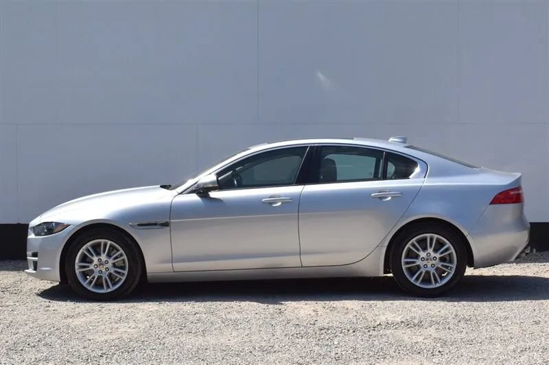 Used 2017 Jaguar XE Premium RWD image 9