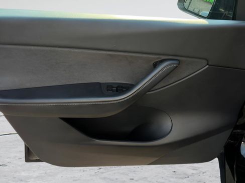 Used 2021 Tesla Model Y Long Range AWD/4WD image 35