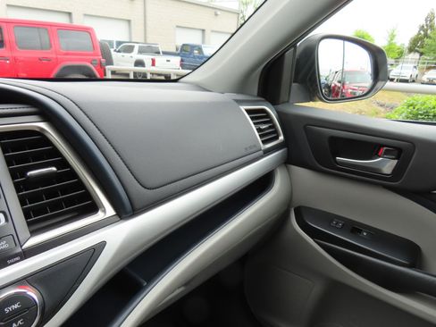Used 2019 Toyota Highlander XLE AWD/4WD image 21
