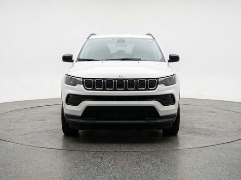 Used 2025 Jeep Compass Latitude AWD/4WD image 2