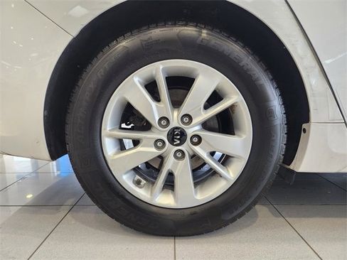 Used 2017 Kia Optima LX w/ Convenience Package image 15