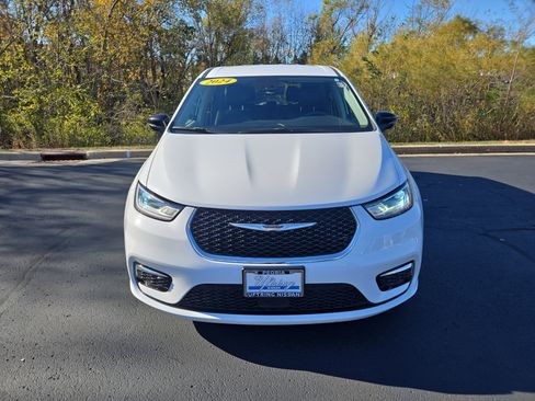 Used 2024 Chrysler Pacifica Touring-L image 7