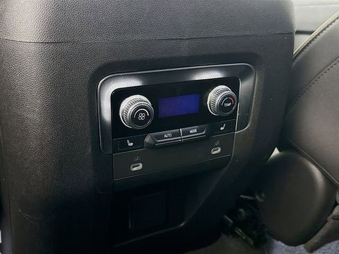Used 2023 GMC Yukon XL SLT w/ SLT Luxury Package image 27