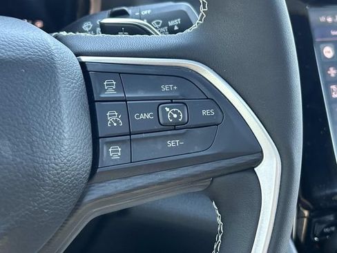 Used 2023 Jeep Grand Cherokee Altitude AWD/4WD image 21