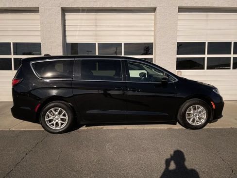 Used 2024 Chrysler Pacifica Touring-L FWD image 1