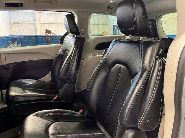 Used 2024 Chrysler Pacifica Limited FWD image 17