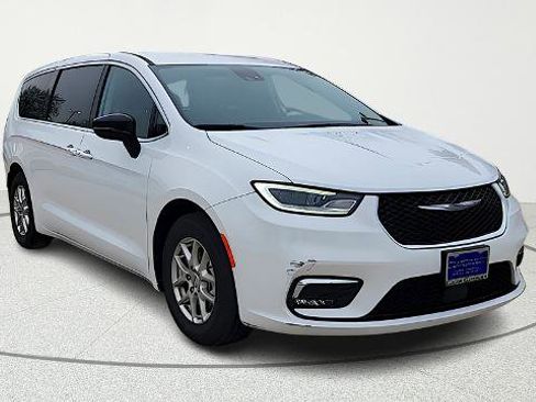 Used 2024 Chrysler Pacifica Touring-L image 1