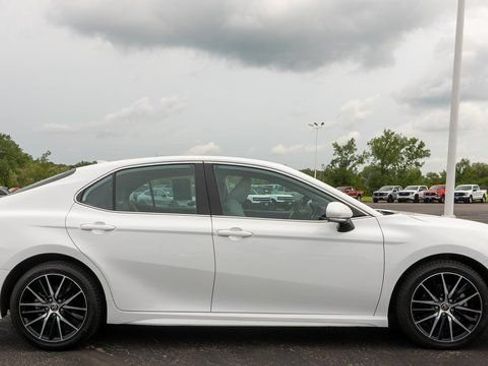 Used 2023 Toyota Camry SE FWD image 5