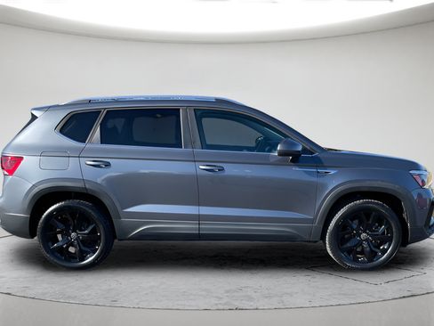 Used 2022 Volkswagen Taos SE AWD/4WD image 2