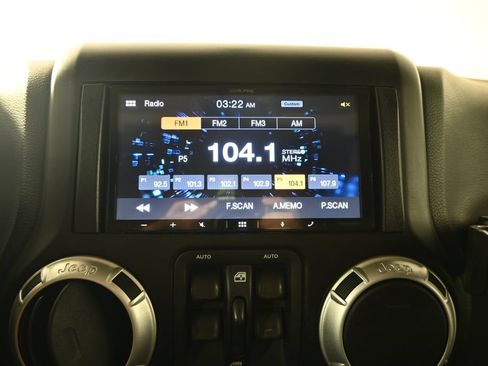Used 2012 Jeep Wrangler Unlimited Rubicon w/ Connectivity Group AWD/4WD image 27