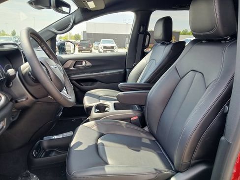 New 2026 Chrysler Pacifica Select AWD/4WD image 9