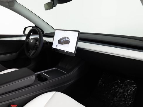 Used 2024 Tesla Model Y Long Range AWD/4WD image 26