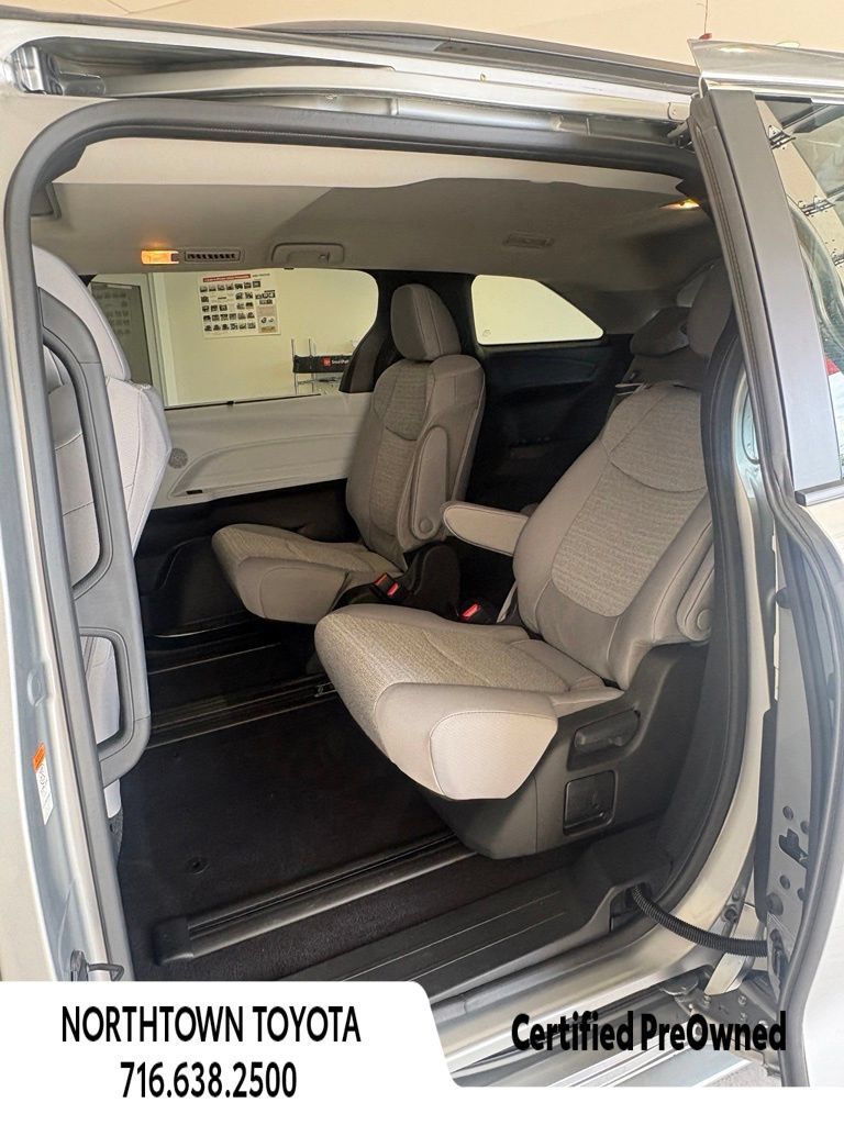 Used 2025 Toyota Sienna LE w/ LE Plus Package AWD/4WD image 15