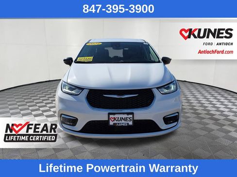 Used 2024 Chrysler Pacifica Touring-L image 2