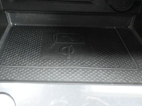 Used 2022 Volkswagen Tiguan SE image 24