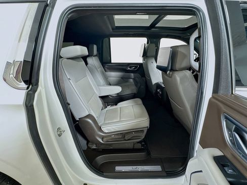 Used 2024 GMC Yukon XL SLT w/ SLT Luxury Package AWD/4WD image 29