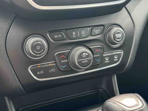 Used 2022 Jeep Cherokee Latitude Lux w/ Sun & Sound Group FWD image 33