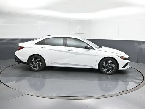 Used 2025 Hyundai Elantra SEL FWD image 6