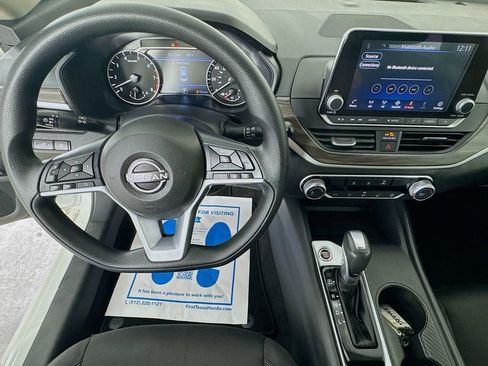 Used 2025 Nissan Altima 2.5 SV FWD image 12