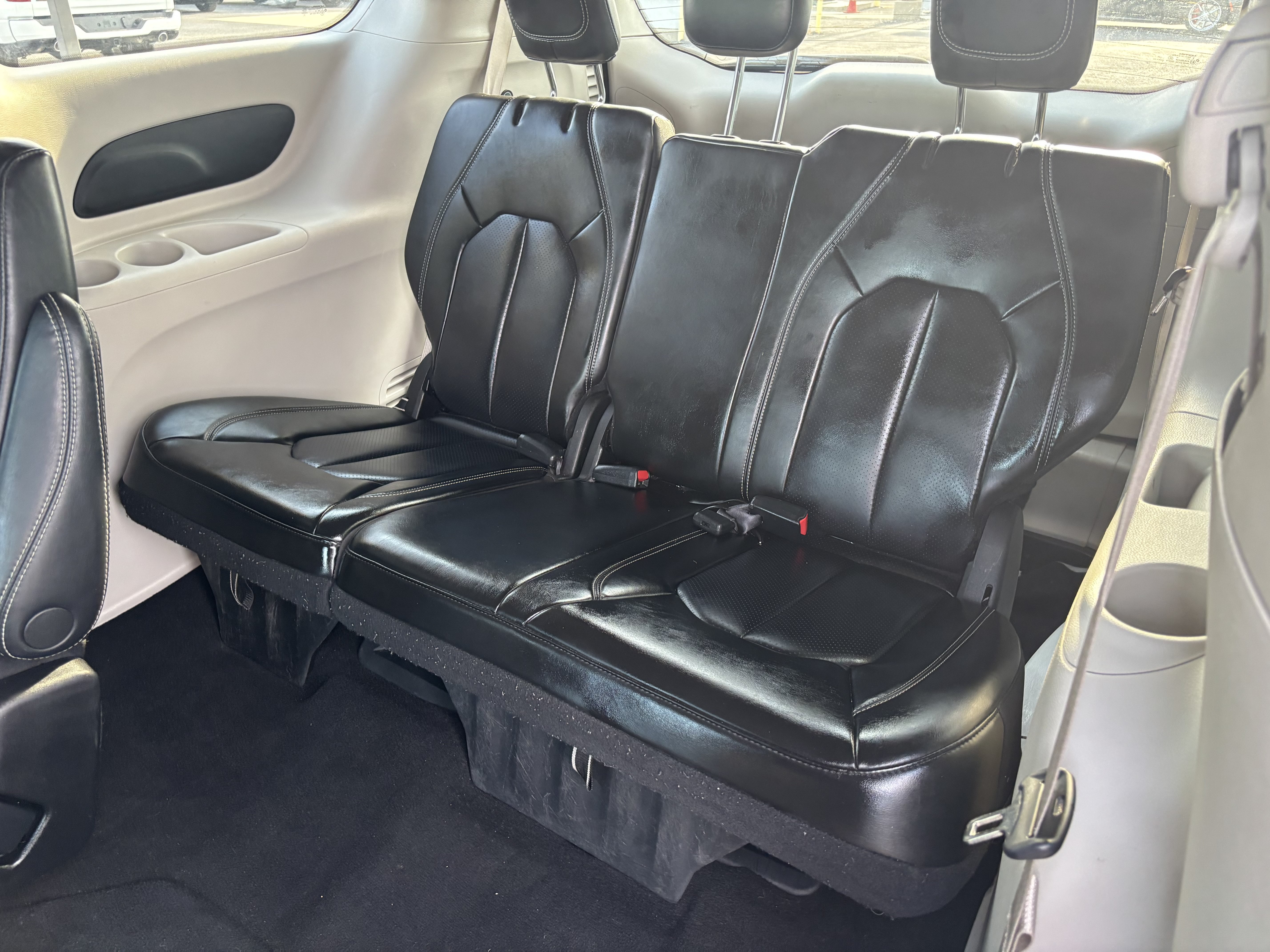 Used 2023 Chrysler Pacifica Touring-L FWD image 27