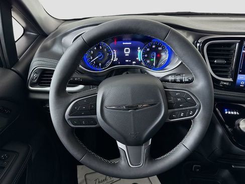 Used 2025 Chrysler Pacifica Select image 10