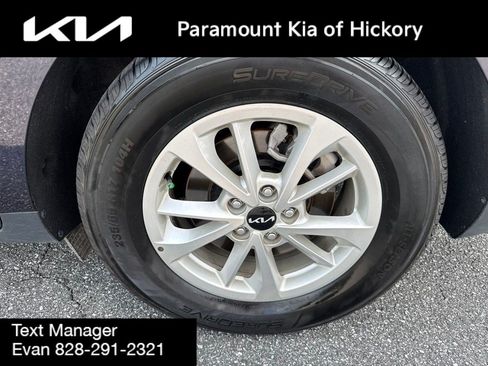 Used 2024 Kia Carnival LX FWD image 9
