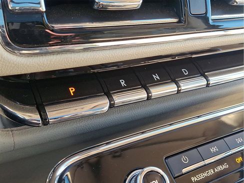 Used 2019 Lincoln Navigator Reserve image 16