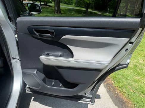 Used 2020 Toyota Highlander L FWD image 31