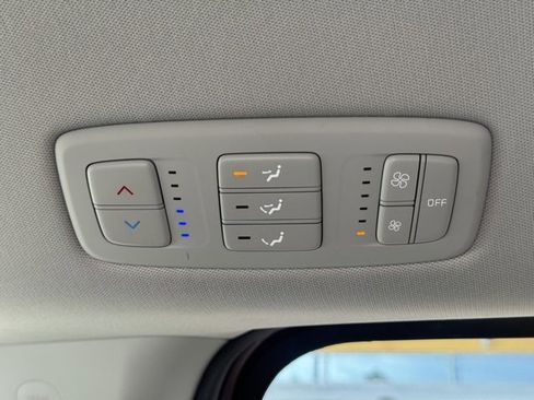 Used 2022 Kia Carnival LX image 17