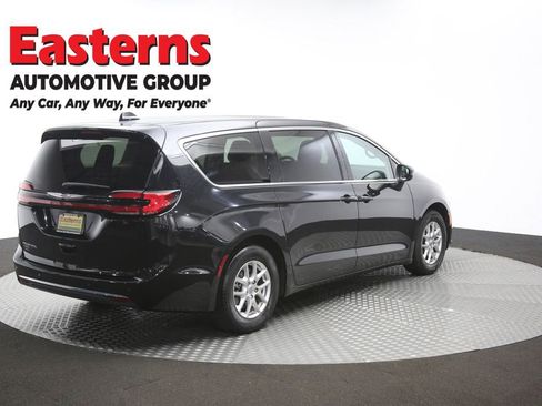 Used 2023 Chrysler Pacifica Touring-L FWD image 41