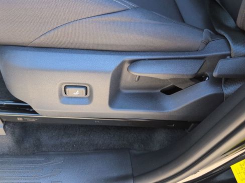 Used 2025 Toyota Tacoma SR5 image 9