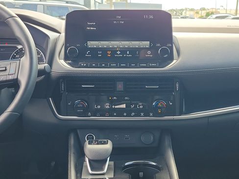 Used 2023 Nissan Rogue SL w/ SL Premium Package image 19